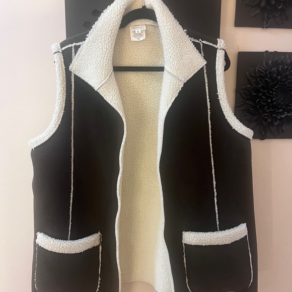 gilmour Jackets & Blazers - Cozy Black & Cream Sherpa-Trim Vest